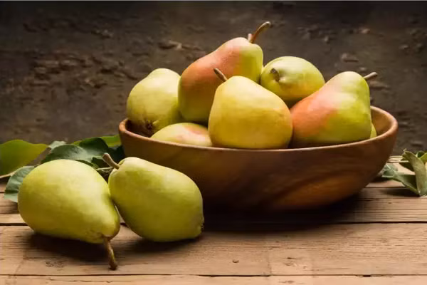 Lê. Loại trái cây này rất giàu chất xơ hòa tan giúp giữ cho hệ tiêu hóa khỏe mạnh và bảo vệ bạn khỏi sốc nhiệt. (Ảnh: istock)