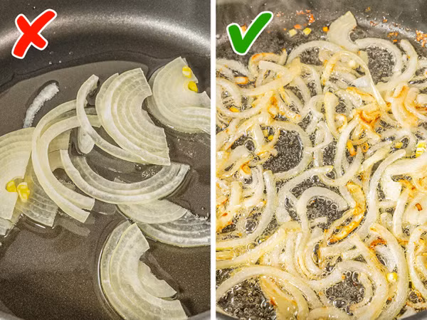 Không làm nóng dầu kĩ. Làm nóng dầu trước khi chiên rất cần thiết để món ăn giòn rụm, lên màu đẹp mắt. Đặc biệt, không làm nóng dầu còn có thể khiến thực phẩm hấp thụ nhiều dầu, khiến món ăn nhiều chất béo và không được hấp dẫn.