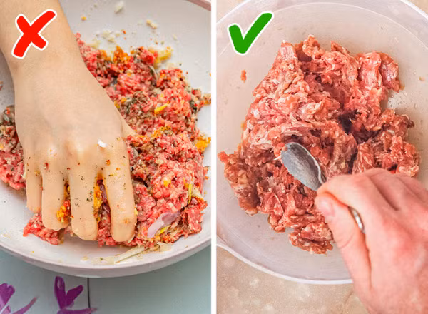 Trộn thịt xay quá kỹ. Trộn quá kĩ dễ khiến thịt tiết nước, khiến món ăn khô, hương vị không hấp dẫn. Không chỉ trộn với gia vị, làm thịt viên cũng không nên dùng lực quá nhiều. Bạn chỉ cần dùng tay ve nhẹ để tạo hình viên là được.