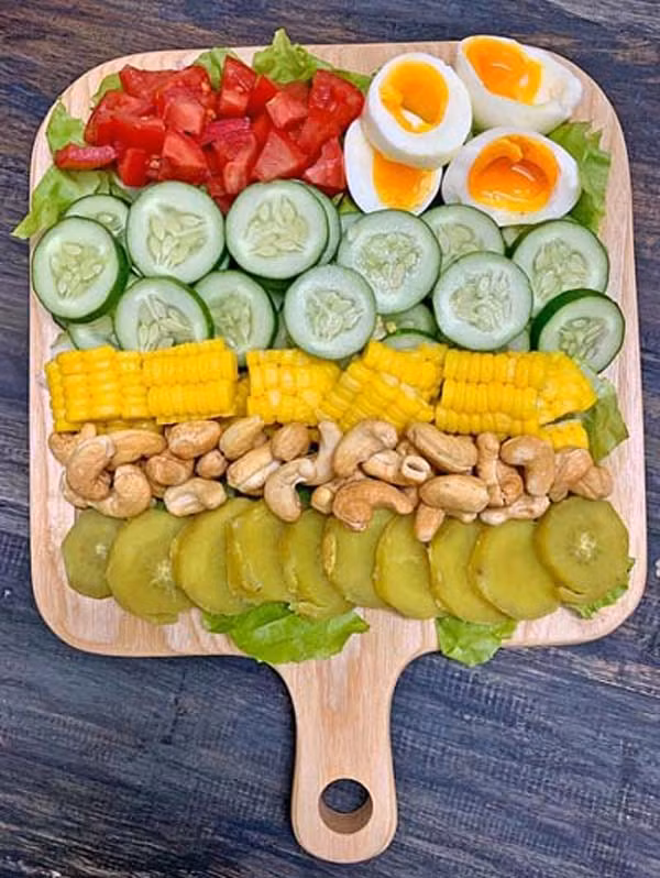 Salad. Tương tự trái cây gọt sẵn, nguyên liệu của các món salad trong siêu thị thường được lấy từ những thực phẩm héo, tồn từ hôm trước. Nhìn bề ngoài, chúng chưa có dấu hiệu thối hỏng song rất dễ hao hụt dinh dưỡng, hương vị không tươi ngon, thậm chí có thể nhiễm khuẩn gây tiêu chảy, ngộ độc...