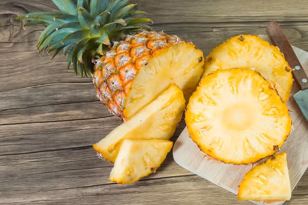 Đáng chú ý, một nghiên cứu ở người và động vật cho thấy việc bôi enzym bromelain của dứa có thể hữu ích trong việc hỗ trợ quá trình chữa lành da bị bỏng. (Ảnh: Shutterstock)