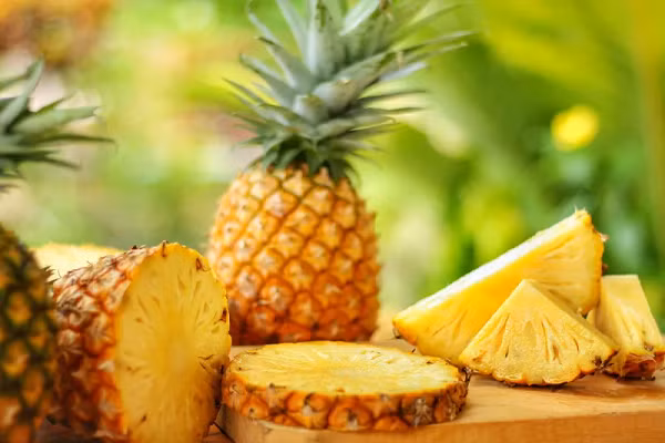 Dứa còn cung cấp vitamin C – loại vitamin không chỉ cải thiện khả năng miễn dịch mà còn có thể giúp cơ thể bạn hình thành collagen. Collagen là một loại protein chịu trách nhiệm về sức khỏe và độ đàn hồi của da, khớp và cơ bắp. (Ảnh: Shutterstock)