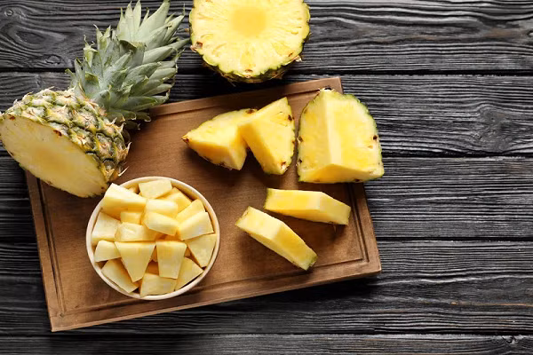 Dứa chứa một lượng lớn chất chống oxy hóa được gọi là flavonoid. Những hợp chất này có liên quan đến việc giảm tác động của một số tình trạng sức khỏe mạn tính và bệnh tuổi già, từ bệnh hen suyễn đến bệnh tim. (Ảnh: Shutterstock)
