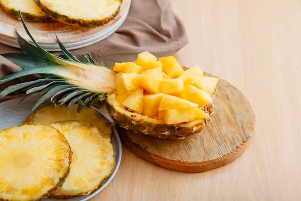 Một trong những lợi ích nổi tiếng nhất của dứa là khả năng thúc đẩy tiêu hóa nhờ một loại enzyme gọi là bromelain, giúp giảm bất kỳ chứng viêm nào trong niêm mạc dạ dày. (Ảnh: Shutterstock)