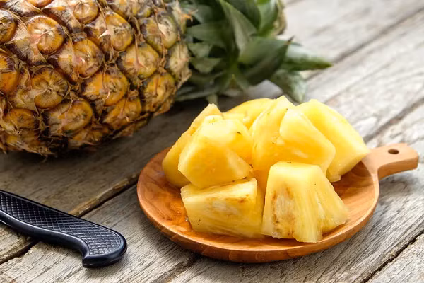 Mặc dù dứa mang lại nhiều lợi ích đáng kể nhưng không có nghĩa là bạn ăn càng nhiều dứa càng tốt. Do vậy, bạn không nên lạm dụng mà hãy ăn nó một cách điều độ và nên ăn thêm những loại trái cây khác. (Ảnh: Shutterstock)