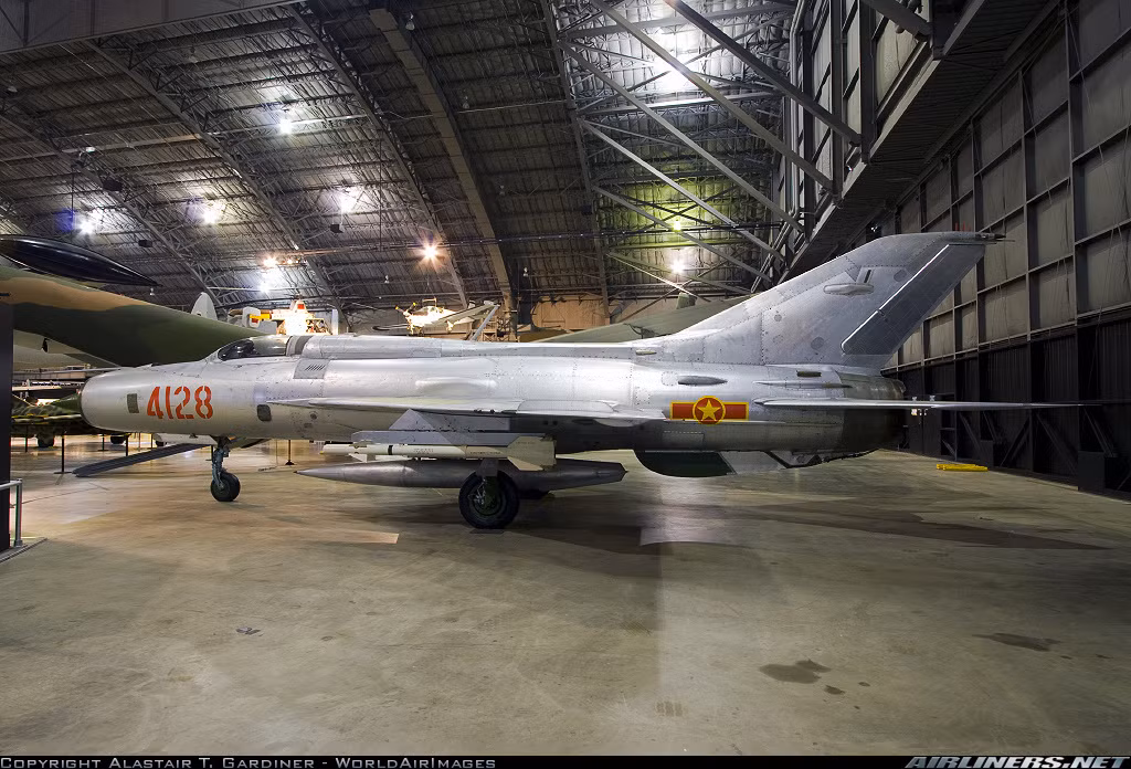 So với thế hệ đầu MiG-21F-13, MiG-21PF được cải tiến mạnh về động cơ, đặc biệt là hệ thống điện tử gồm cả hệ thống điều khiển hỏa lực và vũ khí. Ảnh: MiG-21PF được Mỹ mua của các nước Đông Âu đưa về bảo tàng sơn cờ hiệu KQND Việt Nam.