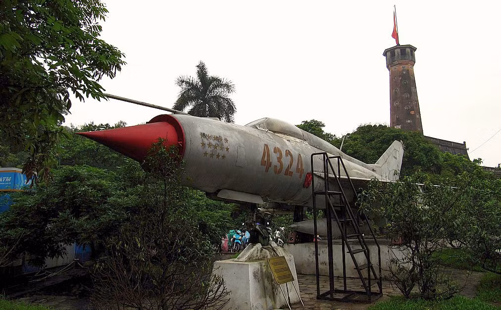 Một trong những chiếc MiG-21PF nổi bật nhất trong suốt những năm tháng chống chiến tranh phá hoại miền Bắc của Đế quốc Mỹ là 4324. Nó được Liên Xô viện trợ cho Việt Nam vào năm 1967, ngày 9/1 cùng năm nó được biên chế cho Trung đoàn 921 Sao Đỏ. MiG-21 4324 đã xuất kích 69 lần, gặp địch 22 lần, xạ kích 16 lần. Chỉ trong năm 1967, 9 phi công của Trung đoàn không quân 921 đã thay nhau trực ban chiến đấu và lần lượt cùng chiếc 4324 xuất kích chiến đấu, bắn rơi 14 máy bay các loại.