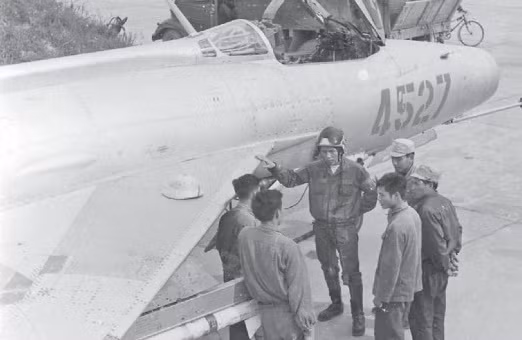 Bấy lâu nay, không ít người khi tìm hiểu về lịch sự tham chiến của tiêm kích MiG-21 ở Việt Nam chắc sẽ cho tưởng rằng MiG-21F-13 (phiên bản sản xuất hàng loạt số lượng lớn của MiG-21) là phiên bản đầu tiên được cung cấp cho KQND Việt Nam. Nhưng hóa ra theo các tài liệu mới nhất thì MiG-21F-13 không tới Việt Nam đầu tiên mà là một phiên bản khác, thậm chí là ra sau đời F-13.