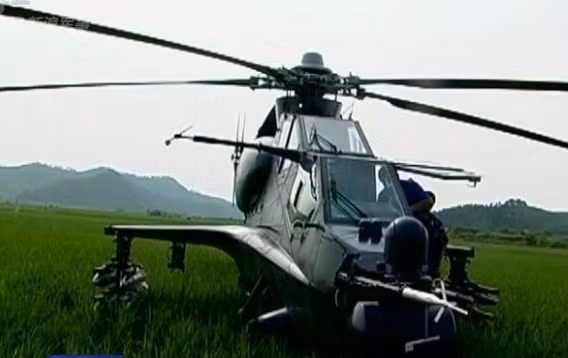Mạng Trung Quốc mới đây đăng tải loạt ảnh cho thấy một chiếc trực thăng tấn công Z-10 hạ cánh trên ruộng lúa.