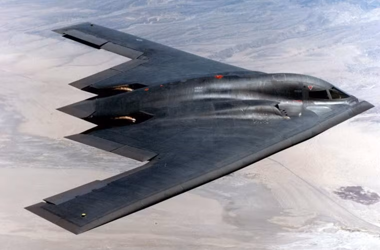 B-2 sử dụng vật liệu phức hợp đá đen và sợi than có trọng lượng nhẹ, cường độ chịu lực lớn, phản xạ sóng radar cực nhỏ. Trên bề mặt vật liệu có dạng tổ ong liti hấp thụ sóng radar. Mép trước cánh máy bay B-2 được phủ lớp sơn hấp thụ sóng radar và thiết kế có lỗ rỗng kiểu tổ ong không thành qui tắc. Vì vậy, sóng radar khi chiếu vào khó phản xạ lại.