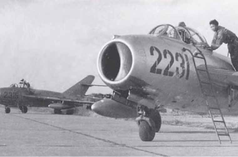 Có một thực tế là, tiêm kích MiG-17 thời điểm bấy giờ được biết đến là máy bay chiến đấu cổ lỗ sĩ. Thực vậy, máy bay không đạt được tốc độ siêu âm, không có radar, không có tên lửa mà chỉ có ba khẩu pháo (một khẩu 37mm và hai khẩu 23mm) có tầm bắn hiệu quả nhất chỉ 400m. Thậm chí, số MiG-17 nhận đợt đầu còn không có đốt tăng lực ở động cơ.