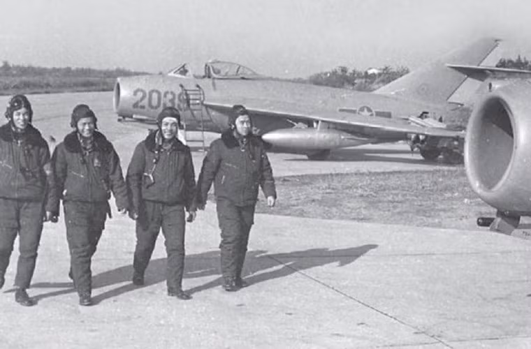 Trong suốt kháng chiến chống Mỹ, các phi công MiG-17 của Việt Nam đã tiến hành không chiến với hàng trăm máy bay hiện đại nhất của Mỹ, dùng pháo bắn hạ 119 máy bay các loại và 8 chiếc máy bay không người lái (chiếm tỷ lệ khoảng 40% số máy bay Mỹ bị MiG bắn rơi).