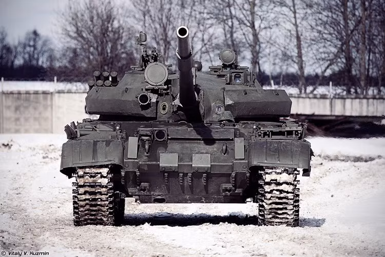 Vũ khí chủ lực của T-62M vẫn là pháo nòng trơn U-5TS 115mm với bọng hút khói ở 2/3 thân nòng, tốc độ bắn trung bình 4 phát/phút. Pháo được nâng cấp hệ thống ngắm bắn với hệ thống điều khiển hỏa lực Volna gồm thiết bị đo xa laser KTD-2 lắp trên thân súng chính; bổ sung máy tính đường đạn BV-62; hệ thống ổn định hai trục Meteor-M1, kính ngắm cho pháo thủ TShSM-41U... Nguồn ảnh: Vitaly-Kuzmin