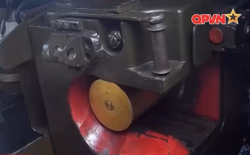 Hiện các xe tăng T-54/55 của Việt Nam được trang bị pháo rãnh xoắn D-10T2S với hệ thống ổn định hai trục. Nguồn ảnh: Quốc phòng Việt Nam