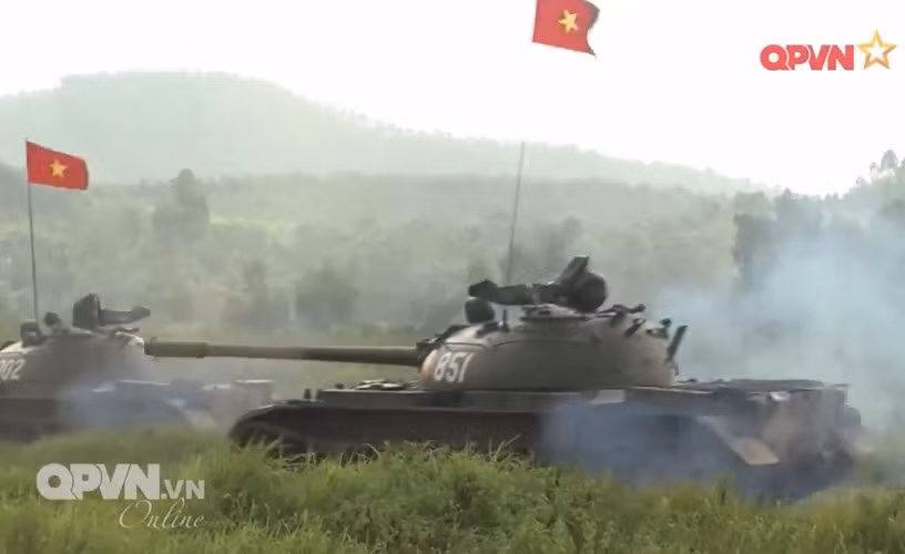 Như vậy, thay vì đặt hàng Israel tham gia nâng cấp xe tăng T-54/55 (ví dụ điển hình là dự án T-54M3 cách đây khoảng chục năm), chúng ta đang từng bước “tự lực cánh sinh” nâng cấp toàn diện xe tăng T-54/55 góp phần duy trì khả năng chiến đấu trong chiến tranh hiện đại. Nguồn ảnh: Quốc phòng Việt Nam