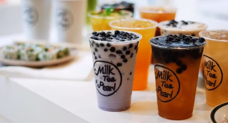 Lý do là vì trong trà sữa chứa nhiều đường và calo, có thể làm tăng nguy cơ thừa cân, béo phì, thậm chí thiếu hụt dinh dưỡng. Ảnh: sapo.