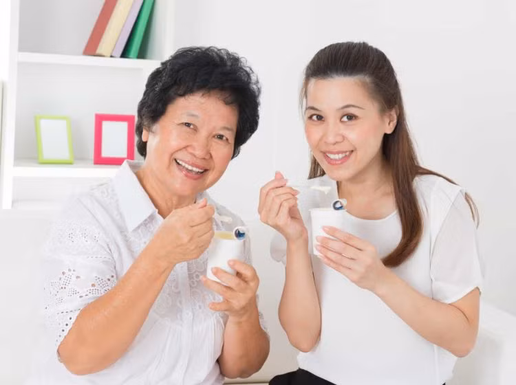 Thay vào đó, bạn nên ăn sữa chua để giúp cơ thể tiêu hóa thức ăn dư thừa và thúc đẩy nhu động ruột, tránh táo bón. Ảnh: hellobacsi.