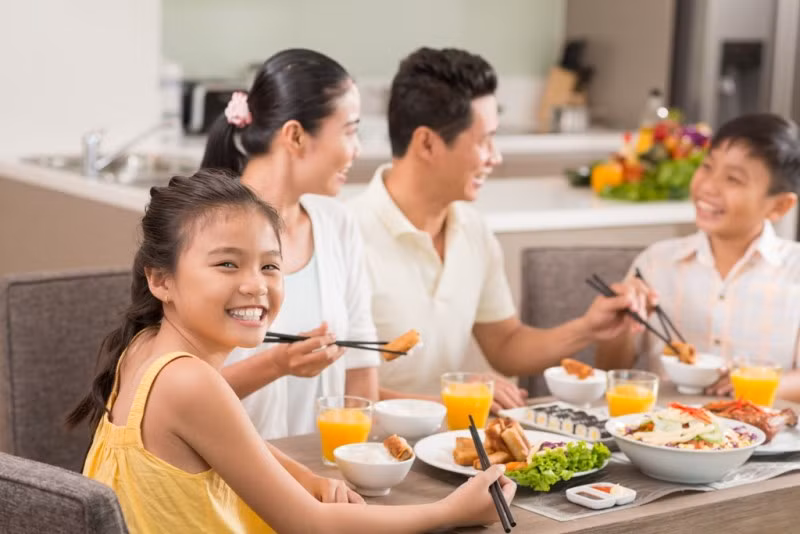 Bạn nên ăn đa dạng, đảm bảo đủ các nhóm thực phẩm trong mỗi bữa ăn gồm chất đạm, chất béo, chất bột đường, rau củ và trái cây. Ảnh: phunuvietnam.
