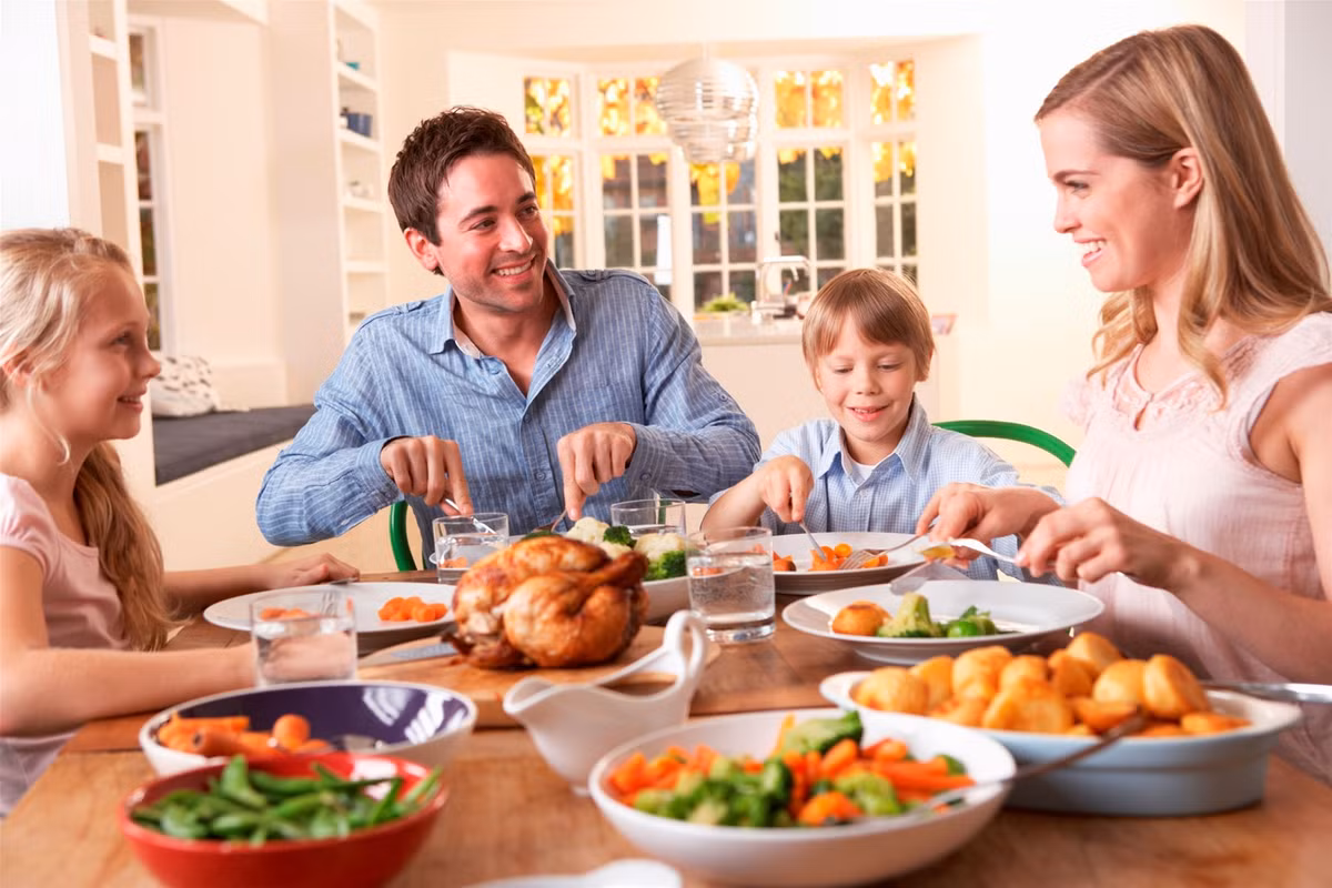 Trong những ngày nghỉ Tết, mọi sinh hoạt thường ngày của bạn có thể bị đảo lộn. Tuy nhiên, bạn vẫn nên duy trì cách ăn uống khoa học để đảm bảo sức khỏe, làn da và cân nặng bình thường. Ảnh: english4u.