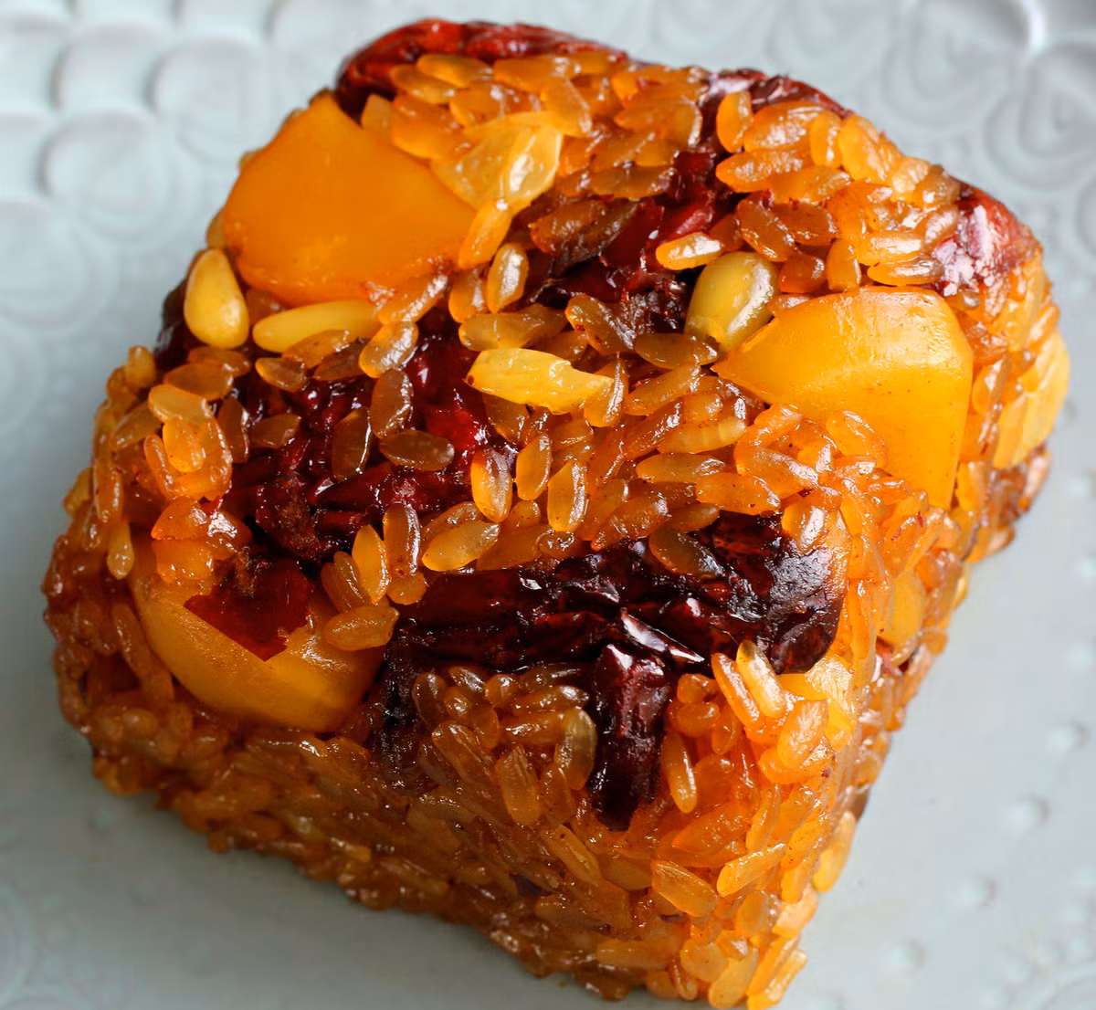 Bên cạnh các món như Tteokguk hay Jeon, Yaksik (Bánh thuốc) là món ăn không thể thiếu trong bữa cơm của người dân xứ sở kim chi vào dịp Tết truyền thống. Ảnh: maangchi.