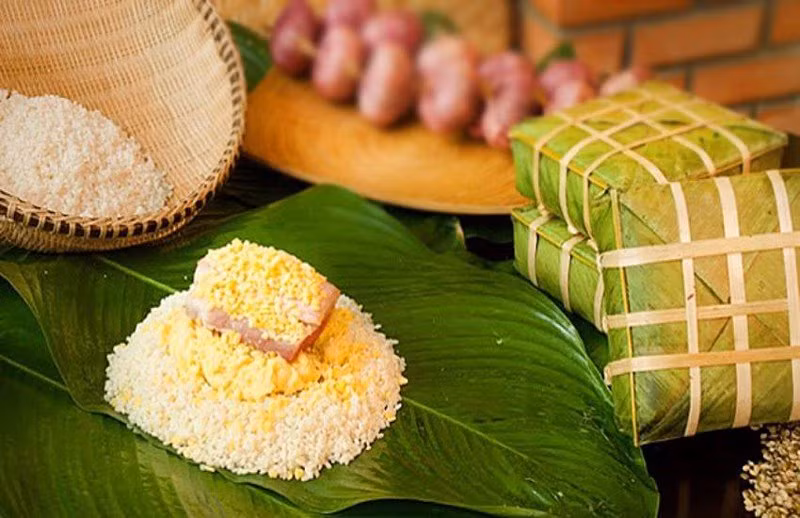 Dưa hành, củ kiệu, dưa muối có tác dụng cân bằng hương vị của món bánh chưng, đồng thời hỗ trợ thúc đẩy quá trình tiêu hoá thức ăn rất hiệu quả, từ đó giảm thiểu nguy cơ đầy bụng và tích mỡ. Ảnh: cloudfront.