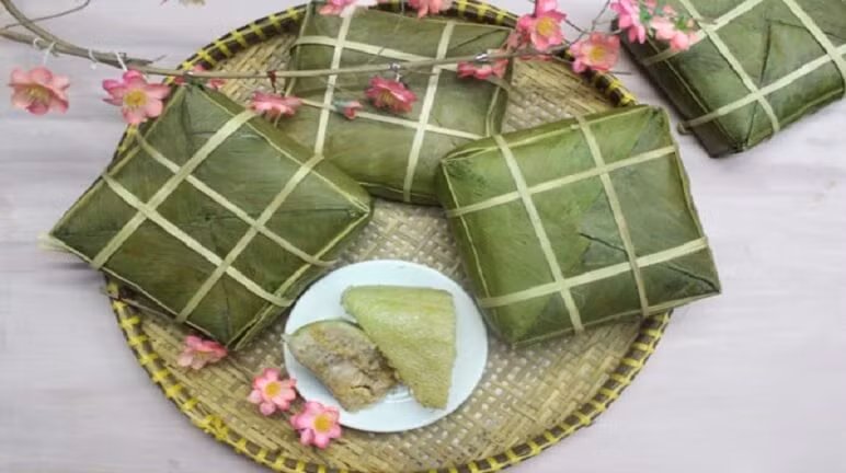 Ăn nhiều bánh chưng làm gia tăng lượng cholesterol trong cơ thể, có thể gây ra bệnh mỡ máu cao, ảnh hưởng tới tim mạch. Ảnh: monngon.