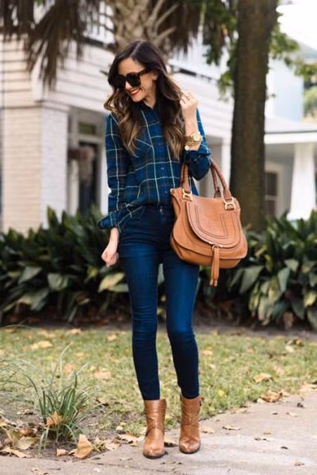 Boots cổ ngắn kết hợp với quần jeans mang lại phong cách trẻ trung, năng động. Ảnh: