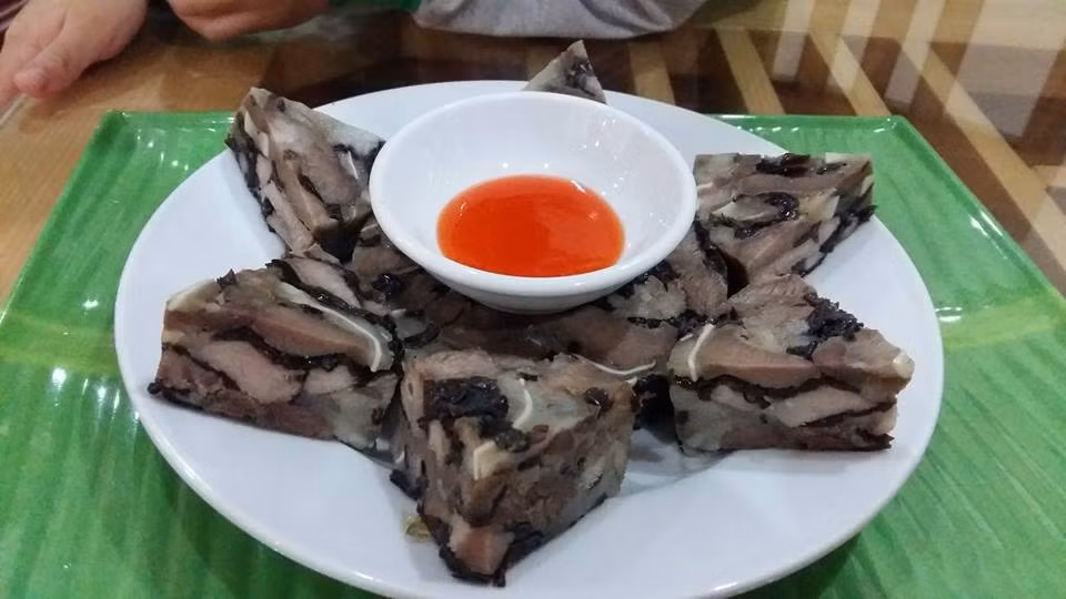 Giò xào được làm từ các bộ phận của đầu lợn như tai, mũi, lưỡi, má... xắt mỏng, xào chín, trộn chung với thịt nạc. Ảnh: mecon.