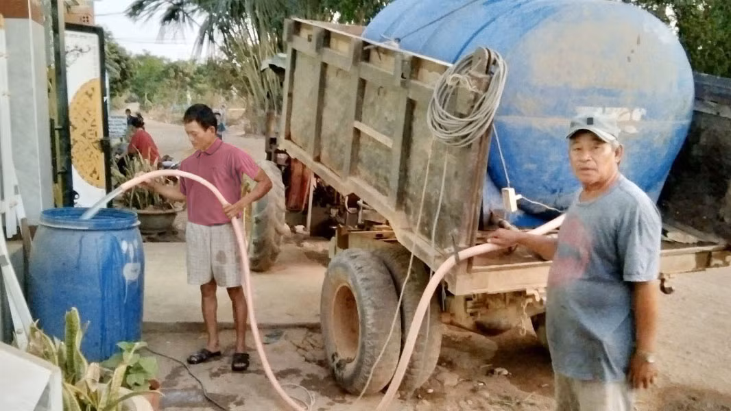 Bình Thuận: Suối khô, giếng cạn người dân phải mua nước giá cao - Hình 2 Binh Thuan: Suoi kho, gieng can nguoi dan phai mua nuoc gia cao-Hinh-2
