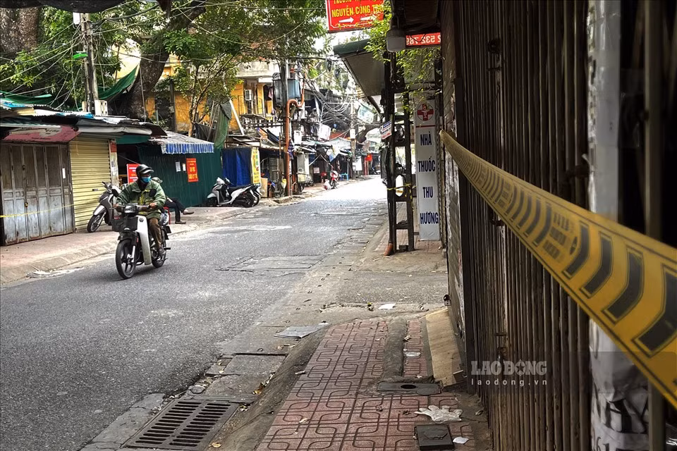 Hàng loạt cửa hàng, khu tập thể khu vực Nguyễn Công Trứ bị phong toả do liên quan đến ca mắc COVID-19.
