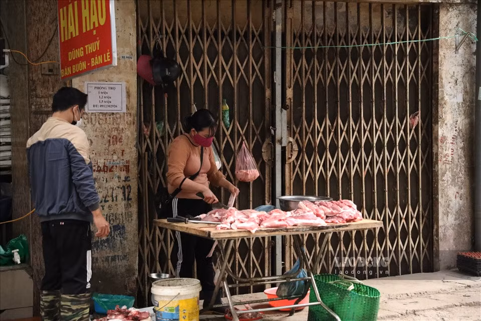 Ngày 8/12, tại chợ Khâm Thiên, nhiều cửa hàng chiếm dụng lòng đường bày bán hàng hoá và không có màn chắn.