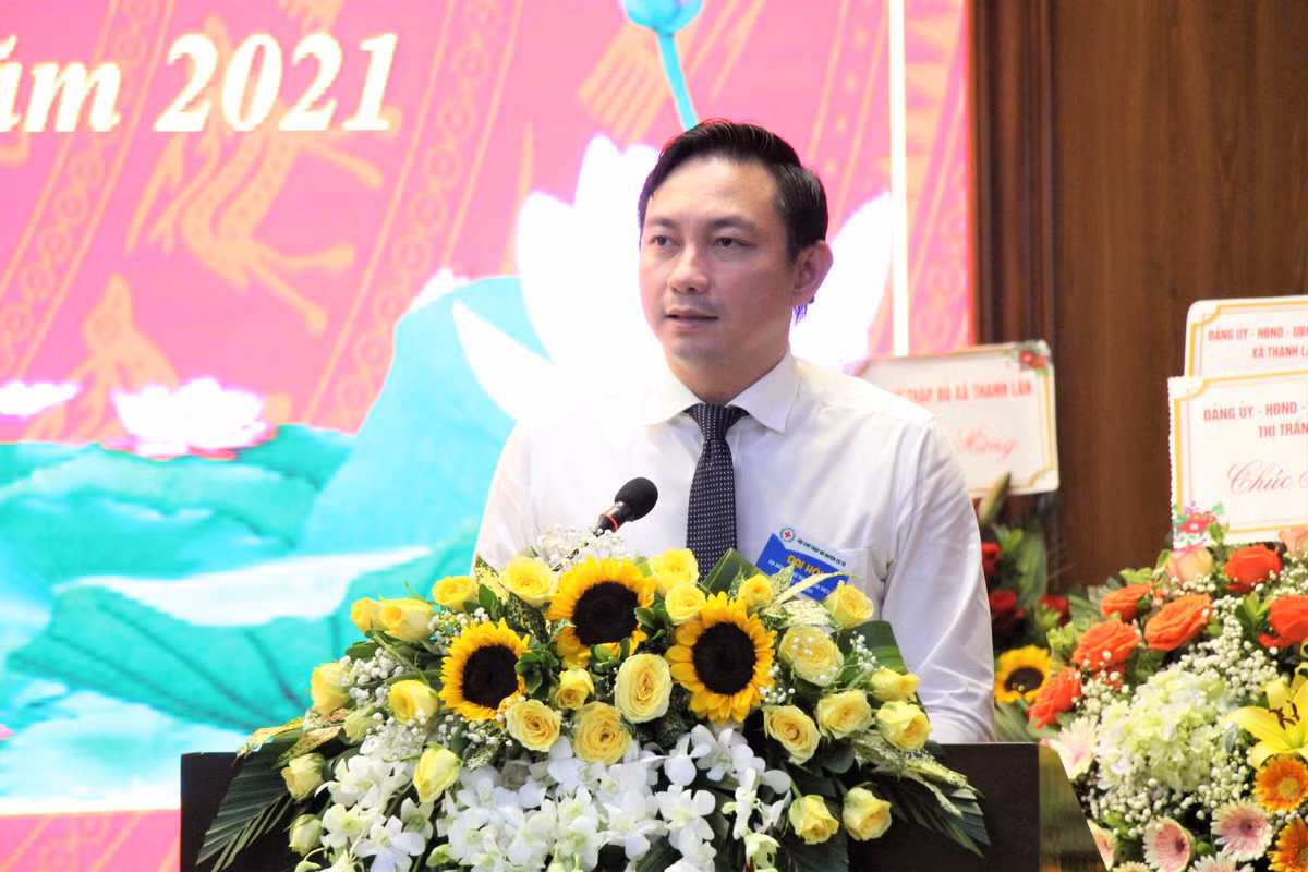 Ông Lê Hùng Sơn sinh ngày 3/9/1982, quê quán Tĩnh Gia – Thanh Hóa. Ông Sơn có trình độ Cử nhân kinh tế, Cử nhân ngoại ngữ, Thạc sỹ kinh tế Công nghiệp. Tháng 11/2020, ông Lê Hùng Sơn khi đó đang là Tỉnh ủy viên, Bí thư Tỉnh đoàn đã được Tỉnh ủy Quảng Ninh quyết định cho thôi giữ chức vụ Bí thư Tỉnh đoàn, điều động, chỉ định tham gia Ban Chấp hành Đảng bộ huyện, Ban Thường vụ Huyện ủy và giữ chức vụ Bí thư Huyện ủy Cô Tô, nhiệm kỳ 2020 - 2025. Trước đó, ông Sơn trải qua nhiều vị trí như Thư ký Chủ tịch UBND tỉnh Quảng Ninh, Phó Giám đốc Trung tâm Hành chính công tỉnh Quảng Ninh. 
