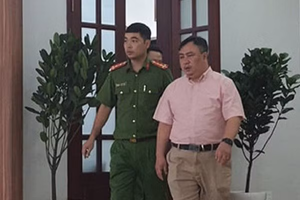  Bắt tạm giam giám đốc Bệnh viện Mắt TPHCM cùng thuộc cấp. Ngày 8/2, Cơ quan cảnh sát điều tra (C01) Bộ Công an đã ra quyết định khởi tố vụ án vi phạm quy định về đấu thầu gây hậu quả nghiêm trọng xảy ra tại Bệnh viện Mắt TPHCM. Đồng thời khởi tố, bắt tạm giam Nguyễn Minh Khải, Giám đốc; Võ Thị Chinh Nga, Phó Giám đốc; Phí Duy Tiến, nguyên Phó Giám đốc; Nguyễn Quốc Toản, nguyên Trưởng Khoa Phẫu thuật gây mê hồi về tội “Vi phạm quy định về đấu thầu gây hậu quả nghiêm trọng". Cùng tội danh này, tháng 11/2021, 4 cán bộ khác bị bắt gồm Nguyễn Trí Dũng, Phó Giám đốc Bệnh viện, Phan Thị Bích Hạnh, Trưởng Phòng Tài chính - Kế toán, Nguyễn Đỗ Nguyên, Trưởng Khoa Tổng hợp và Lương Ngọc Tuấn - Phó trưởng Khoa Khám mắt Bệnh viện Mắt TP Hồ Chí Minh.