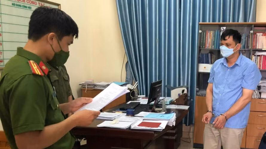  Hiệu trưởng lạm dụng tín nhiệm chiếm đoạt tài sản: Hiệu trưởng Quân Văn Thịnh và Trưởng ban đại diện hội cha mẹ học sinh Trường Phổ thông Dân tộc nội trú THCS huyện Yên Sơn (Tuyên Quang) Dương Quốc Thắng bị khởi tố, bắt giam để điều tra vụ án “Lạm dụng tín nhiệm chiếm đoạt tài sản”. Ông Thịnh có hành vi làm giả hồ sơ thi công, quyết toán khống công trình xây dựng, gây thiệt hại về tài sản cho Nhà nước; làm trái quy định của pháp luật về quản lý, sử dụng và gây thiệt hại cho Quỹ hội phụ huynh học sinh. Thắng được giao quản lý, sử dụng quỹ do phụ huynh học sinh đóng góp nhưng đã chiếm đoạt một phần số tiền từ quỹ này.