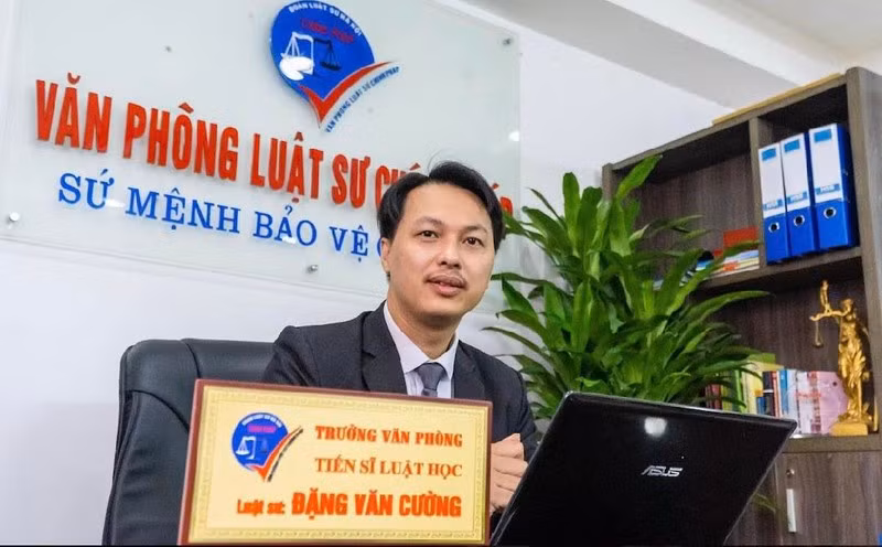 Sieu mau Kha Trang tung anh to bi danh dap bam dap: Xu sao ke bao hanh?-Hinh-2