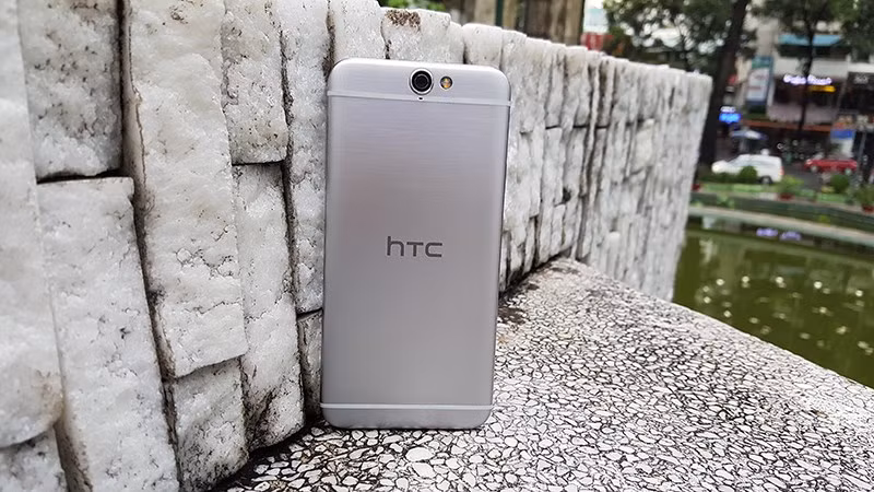 HTC One A9 với thiết kế như iPhone tiếp tục được giảm giá sốc. Sau nhiều lần hạ giá xuống còn 8.99 triệu đồng thì mới đây, mẫu smartphone HTC One A9 đã được điều chỉnh giảm giá mạnh mẽ thêm lần nữa. Theo đó, trong chương trình mua online giá rẻ, HTC One A9 tiếp tục được hạ giá từ 8.99 triệu xuống còn 7.19 triệu, giảm tới 1.8 triệu đồng. Ảnh: Tech.