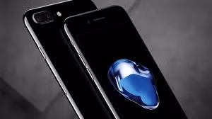 iPhone 7 và 7 Plus xách tay: Máy chính hãng lên kệ đã đẩy giá của hàng xách tay giảm sâu. iPhone 7 32 GB hiện về mức 15,5 triệu đồng, trong khi bản Plus đang ở mức 19,7 triệu đồng. Ảnh: Tech.