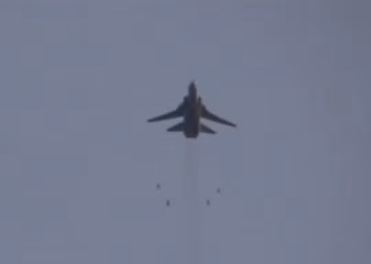 Có khả năng cao là tiêm kích-bom Su-24M2 của Syria cũng sẽ được Nga trang bị hệ thống ngắm mục tiêu và đạo hàng SVP-24. Nó cho phép máy bay chiến đấu sử dụng vũ khí thông thường với độ chính xác gần tương đương các loại vũ khí thông minh, tự dẫn chính xác cao. Trong quá khứ, tiêm kích hạm Su-33 chỉ sở hữu khả năng không đối đất "đơn giản". Nguồn ảnh: Oryx