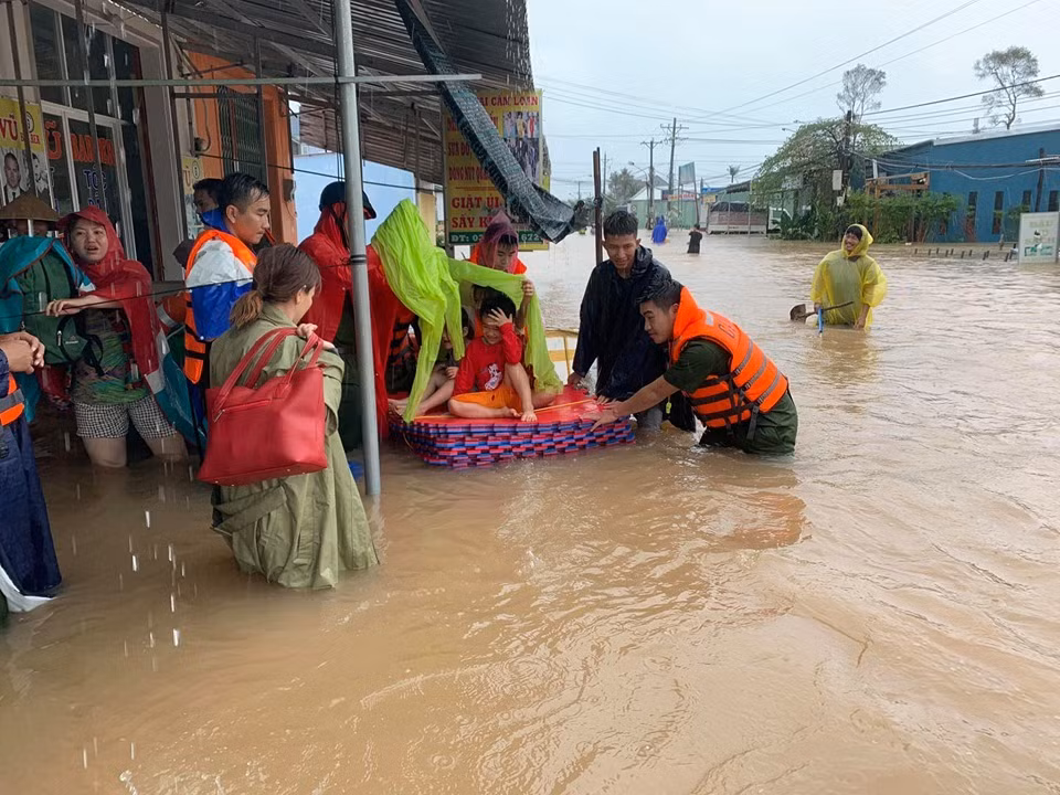 Ông Phan Quốc Thới - Chủ tịch UBND thị trấn An Thới cho biết địa phương cũng bị ngập cục bộ. Hải quân và cảnh sát biển đang giúp người dân dọn dẹp nhà cửa, di chuyển tài sản đến nơi khô ráo.