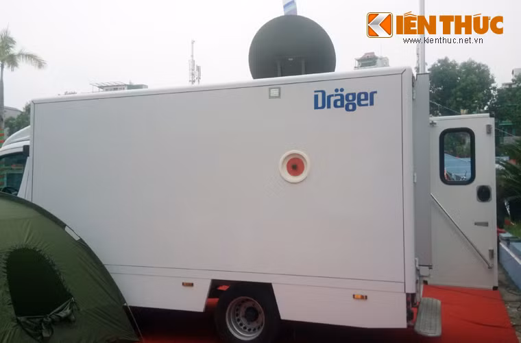 Xe trinh sát NBC Drager đặt trên khung gầm cơ sở ô tô Mercedes Benz Sprinter, kíp công tác 4 người. Bên trong xe được trang bị nhiều khí tài hiện đại, ví dụ gồm: Máy báo độc tự động AP4C-V và X-am 7000; bộ cảm biến môi trường; máy đo phóng xạ; bộ phát hiện các tác nhân sinh học; thiết bị đo khí tượng…