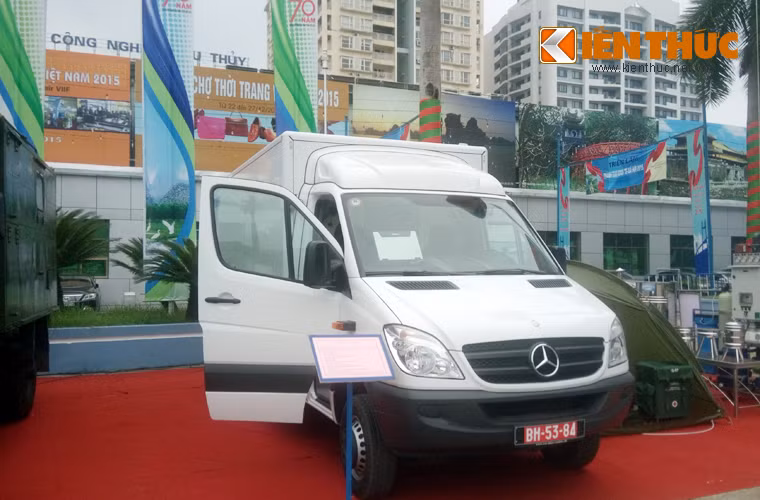 Ngoài BRDM-2, bộ đội phòng hóa còn được trang bị xe trinh sát chất độc NBC Drager để phục vụ công tác bảo vệ Đại hội Đảng 12. Đây là một trong những khí tài phòng chống NBC hiện đại hàng đầu thế giới hiện nay, chuyên dùng để trinh sát phát hiện, cảnh báo các chất độc, chất phóng xạ, lấy mẫu phân tích tác nhân sinh học, thu thập các dữ liệu về khí tượng, xác định vị trí bằng thiết bị vệ tinh GPS trong ứng phó các sự cố về chất độ hóa học, sinh học, hạt nhân. Ảnh: Xe Drager được trưng bày giới thiệu tại Triển lãm thành tựu Kinh tế - Xã hội 2015 ở trung tâm Giảng Võ, Hà Nội.