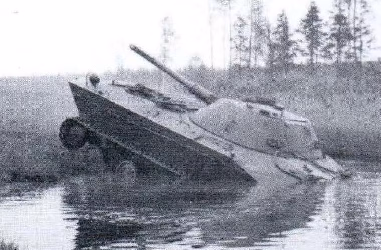 K-90 có thể di chuyển liên tục 90-100km trên mặt nước, tốc độ bơi tối đa 10km/h.