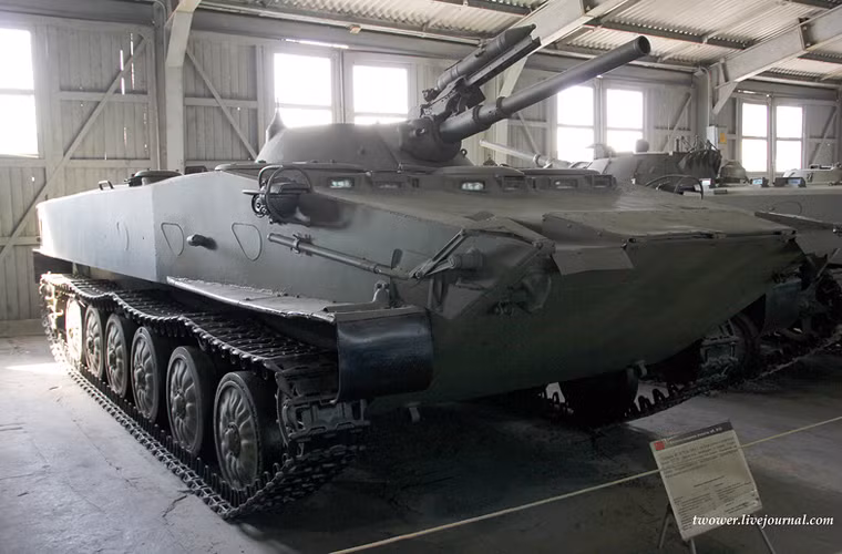 Xe tăng PT-76 còn được "biến hóa" thành xe chiến đấu bộ binh. Trong ảnh là mẫu thử nghiệm xe chiến đấu bộ binh Object 914 do nhà máy Volgograd phát triển với nguyên mẫu đầu tiên thử nghiệm năm 1964. Nó dược trang bị tháp pháo mới tương tự loại dùng cho BMP-1 với pháo chính 73mm và tên lửa chống tăng AT-3.
