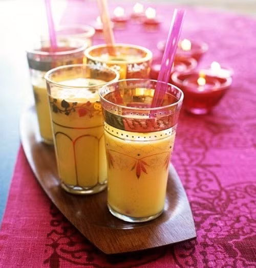 1. Nước uống cay ấm giảm cân siêu tốc: Nguyên liệu: 4 quả chanh tươi; một ít gừng băm; vài lá bạc hà; 1 muỗng canh mật ong; 200ml nước lọc. Ảnh Internet