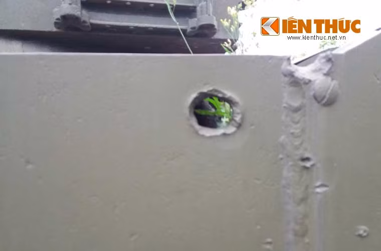 Còn đây có lẽ là dấu vết phát đạn quyết định đánh bại chiếc tăng này. Rất tiếc, Bảo tàng Hà Nội hiện chưa cung cấp rõ ràng hơn về trận đánh hạ chiếc tăng này.