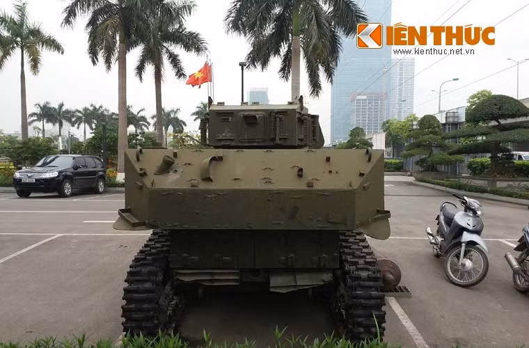 Xe tăng hạng nhẹ M5 Stuart là biến thể cải tiến từ dòng M3 với thiết kế khung thân tương tự M3A3, nhưng trang bị 2 động cơ diesel, giáp hông đứng. Ảnh: đuôi xe tăng M5 Stuart.