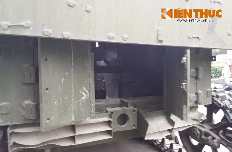 Đáng lưu ý là cửa đuôi tăng có thể mở dễ dàng – thuận lợi để chuyển đạn vào trong xe hoặc là lối để kíp lái thoát hiểm khi xe bị trúng đạn.