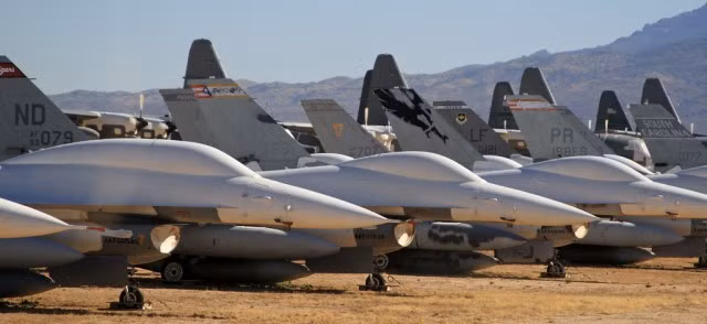 Chiến đấu cơ lừng danh F-16 của quân đội Mỹ. Đây là mẫu máy bay đa nhiệm phổ dụng nhất của phương Tây với hơn 4.540 chiếc xuất xưởng. Quân đội Mỹ đã ngừng trang bị F-16 nhưng chúng vẫn được sản xuất để phục vụ xuất khẩu. F-16 có thể di chuyển với vận tốc tối đa 2.120 km/h cùng 8.000 kg vũ khí và trang thiết bị.