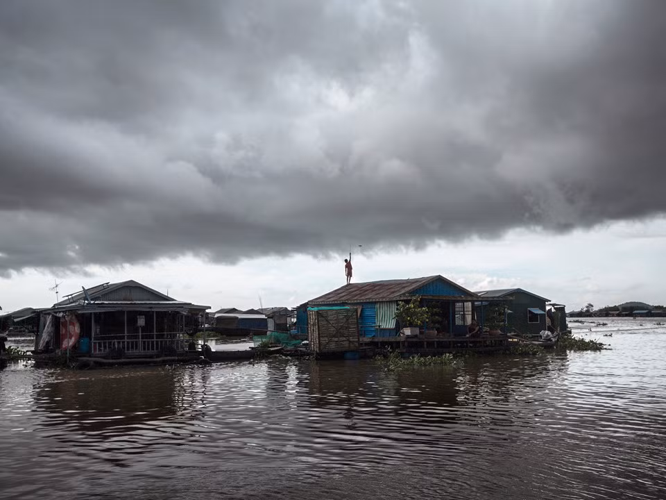 Chong Koh, nơi Hoarith và vợ sống, là một trong hàng trăm ngôi làng nổi ở Tonle Sap, hệ thống sông và hồ ở Campuchia thường được biết đến với tên tiếng Việt là Biển Hồ. Các học giả độc lập cho biết có khoảng 400.000 - 1 triệu người sống tập trung ở vùng Biển Hồ và không được công nhận là công dân Campuchia. Bài điều tra của New York Times và Trung tâm Pulizer về Đưa tin Khủng hoảng cho thấy hoàn cảnh khó khăn của những người gốc Việt ở vùng Biển Hồ. Ảnh: New York Times.