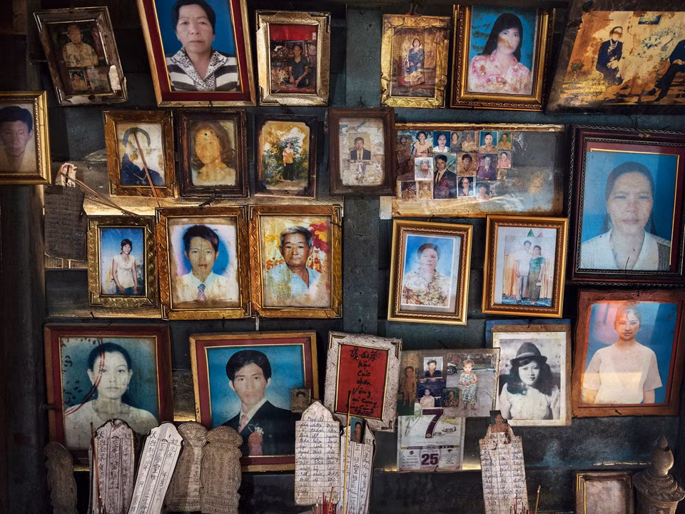 Một buổi sáng, nhà báo của New York Times cùng hai người gốc Việt, Samnang và Hoarith, đến thăm ngôi trường và ngôi chùa Việt mà những người làng Chhnok Trou từng lui tới. Trong ảnh, bàn thờ và ảnh chân dung đặt trong ngôi chùa người Việt ở Chhnok Trou. Ảnh: New York Times.